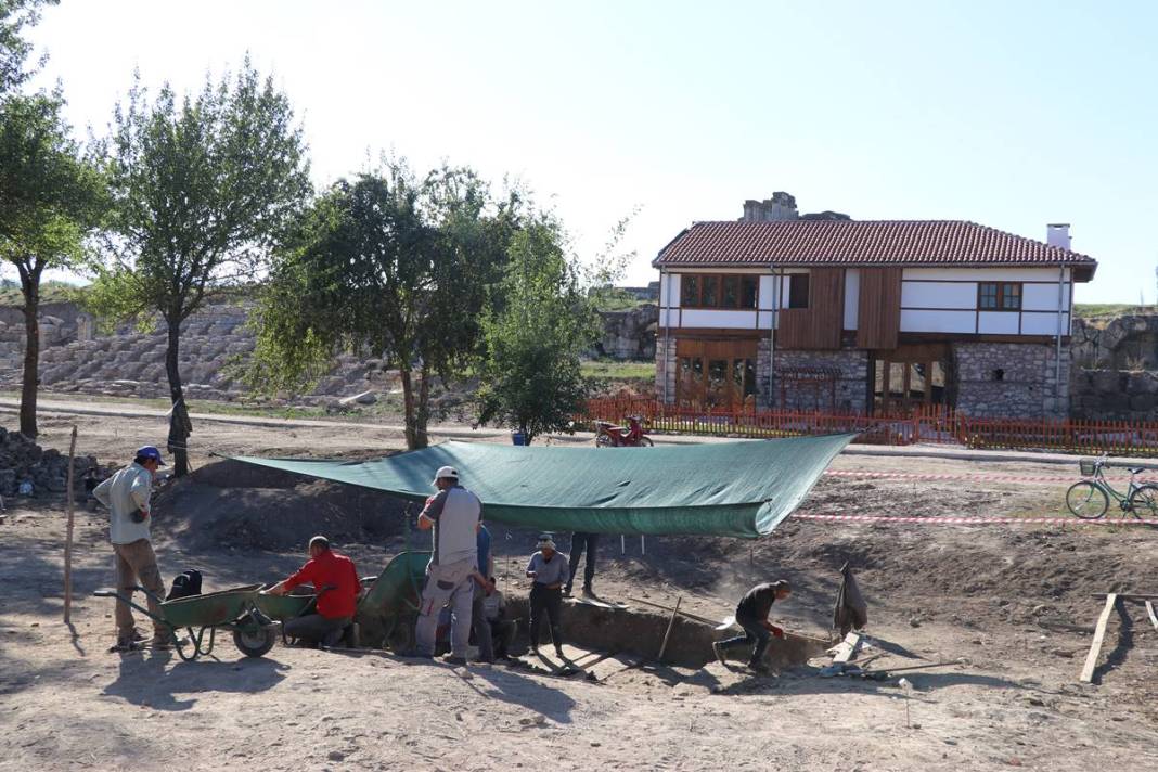 Arkeologlar da bunu beklemiyordu: 'Kadın, hep aynı kadın' diyerek gösterdi! 2 bin yıl öncesinde bile varmış 14
